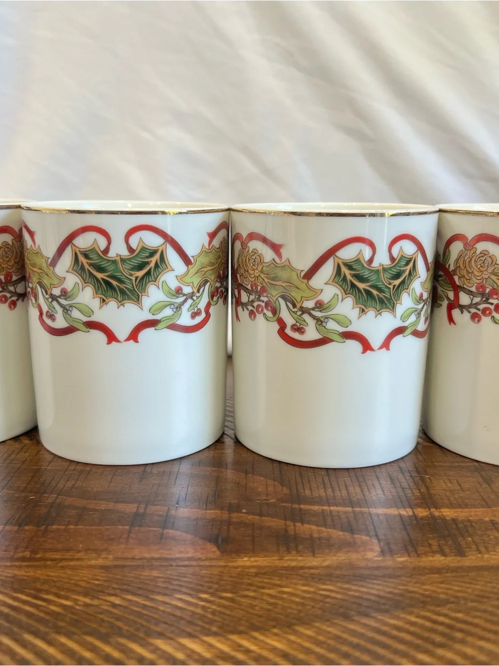 Andrea by Sadek Christmas Garland Holly Berries Gild Rim 4 8oz Coffee Mugs